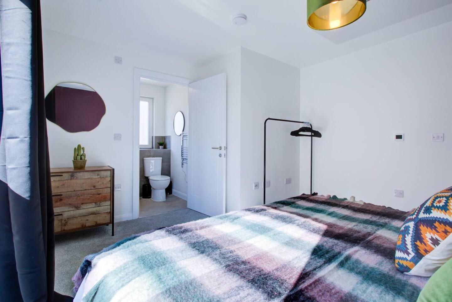 Ashford Station Suites: Spacious 2BR with Parking & Fast Wi-Fi Exterior photo