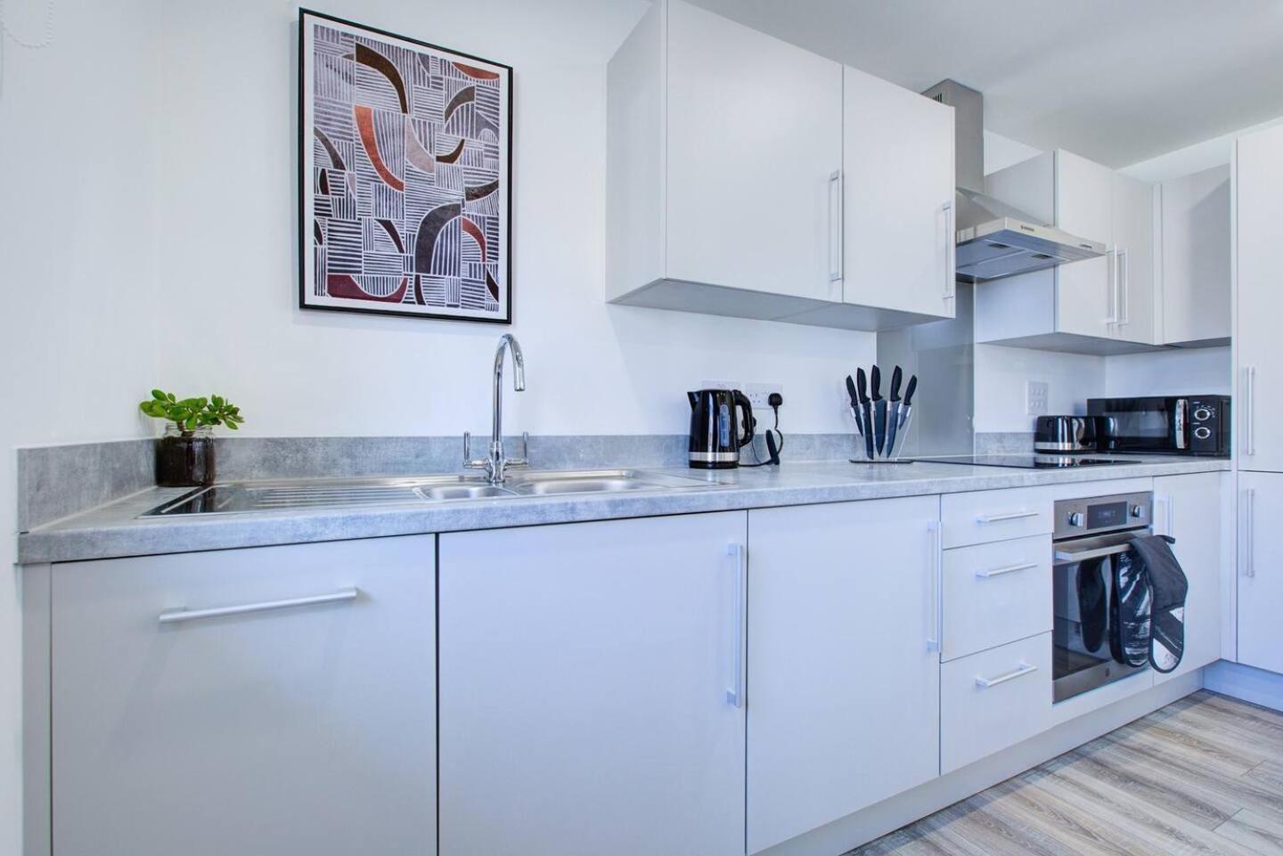 Ashford Station Suites: Spacious 2BR with Parking & Fast Wi-Fi Exterior photo